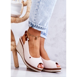 PS1 Bekväma sandaler för kvinnor med beige thallas med spänne 2