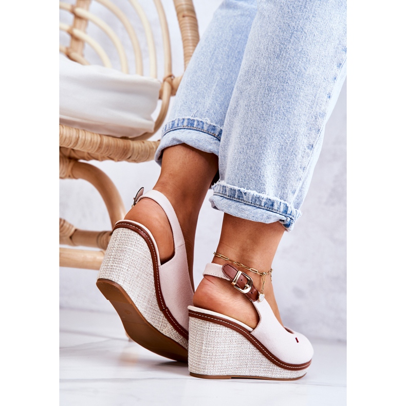 PS1 Bekväma sandaler för kvinnor med beige thallas med spänne 1