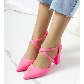 Rosa neonpumpar på Hassing-stolpen 1