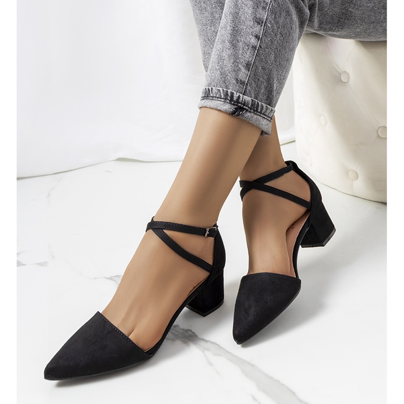 Svarta pumps på Hyde-stolpen 1