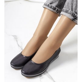 Svarta glänsande sneakers på Weide-kilen 1