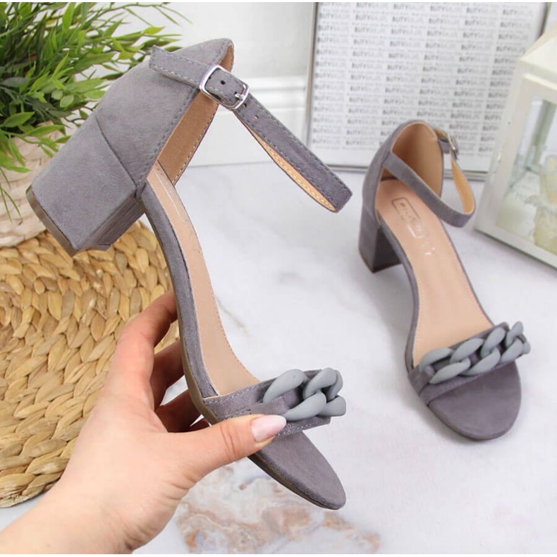 Grå sandaler på stolpe med kedja W Filippo 1