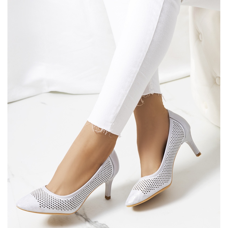 Grå genombrutna pumps på en Carling-klack silver- 1