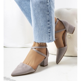 Gråa pumpar på Hyde-stolpen 1