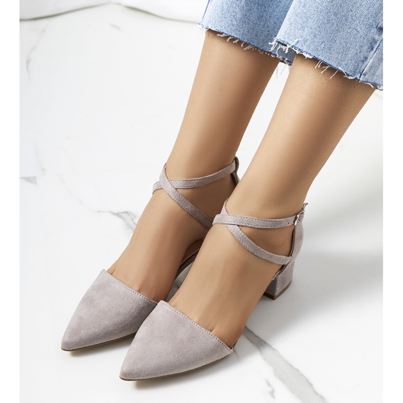 Gråa pumpar på Hyde-stolpen 2