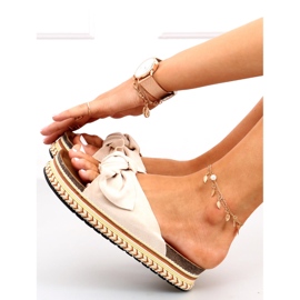 Flip-flops på en dekorerad Lane Beige sula 1