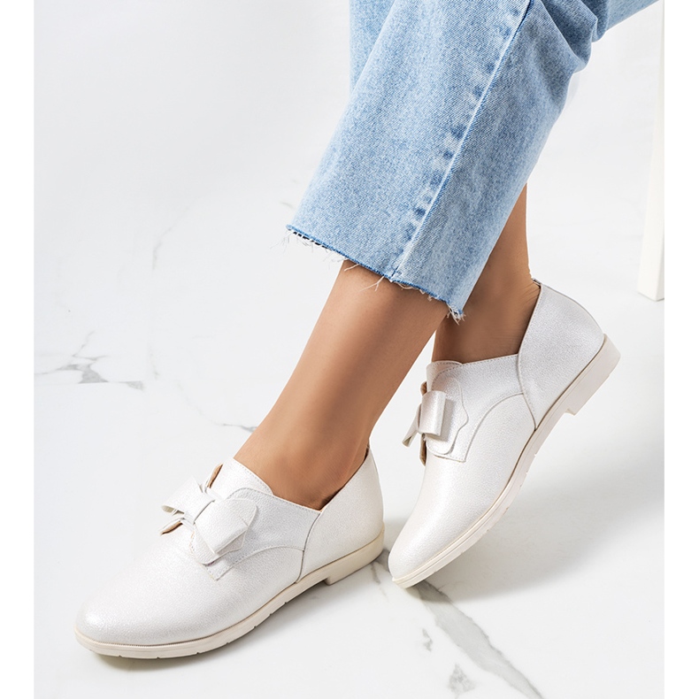 Vita brogues med Korner-rosett 1