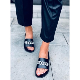 Tilia Svarta Tofflor med kedja 1