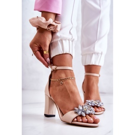 PA2 Lädersandaler På En Bar Med Beige Milessa-dekoration 1