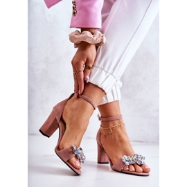 PA2 Mocka Sandaler På En Bar Med Rosa Milessa Dekoration 2