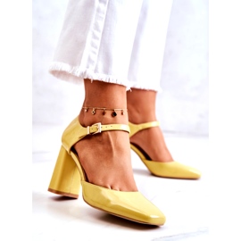 PG1 Fashionabla Lackade Pumps På En Gul Maoris Bar 1