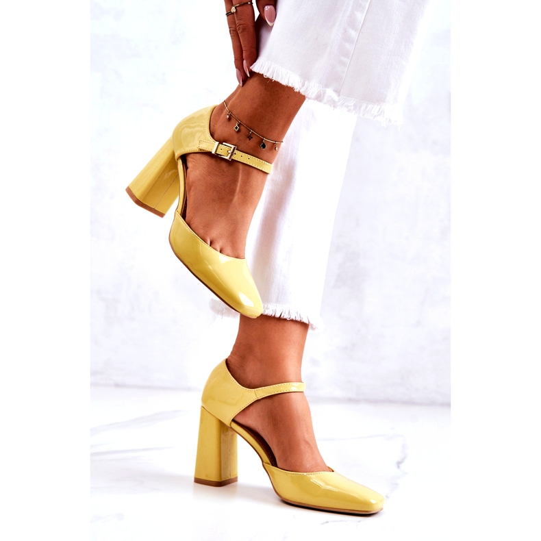 PG1 Fashionabla Lackade Pumps På En Gul Maoris Bar 2