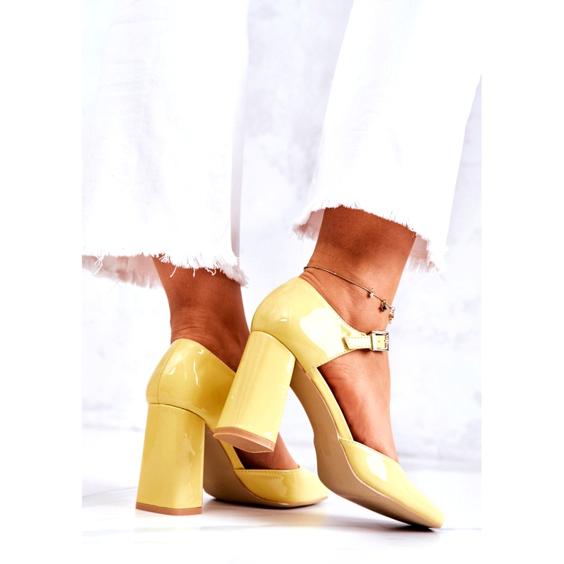 PG1 Fashionabla Lackade Pumps På En Gul Maoris Bar 3