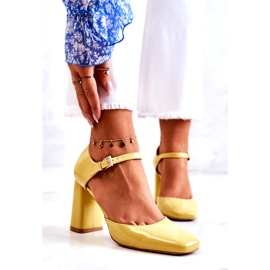 PG1 Fashionabla Lackade Pumps På En Gul Maoris Bar 4