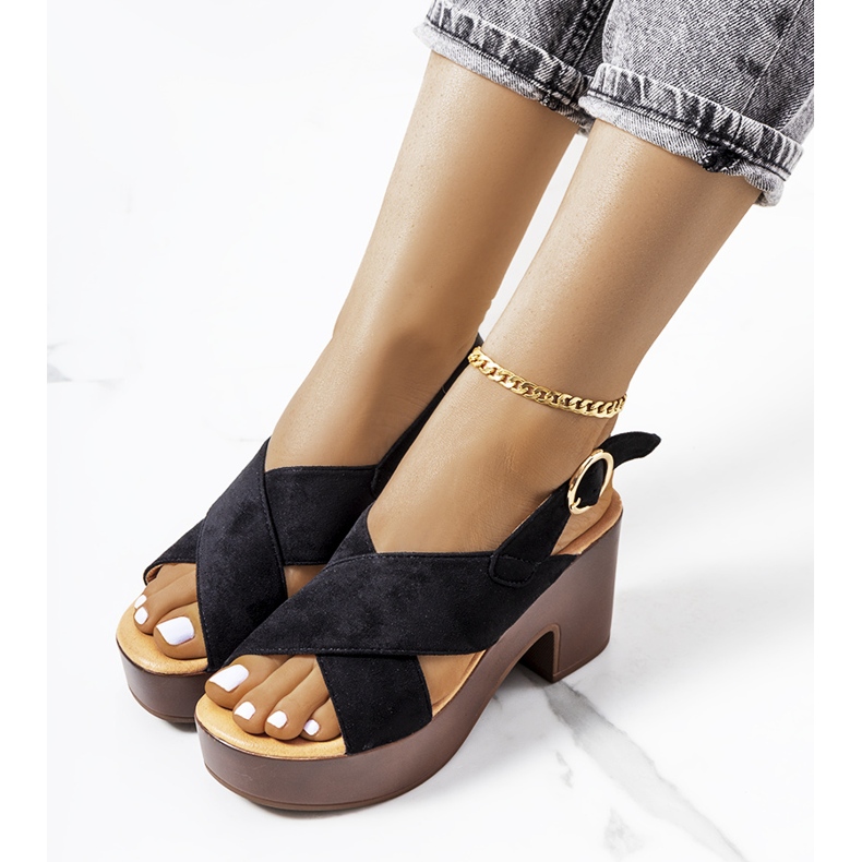 Svarta sandaler på kapellplattformen 1