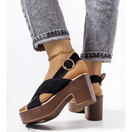 Svarta sandaler på kapellplattformen 2