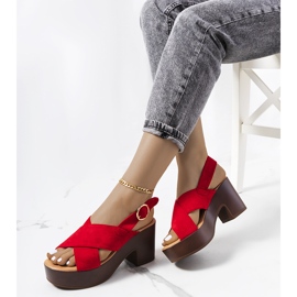 Röda sandaler på kapellplattformen 1