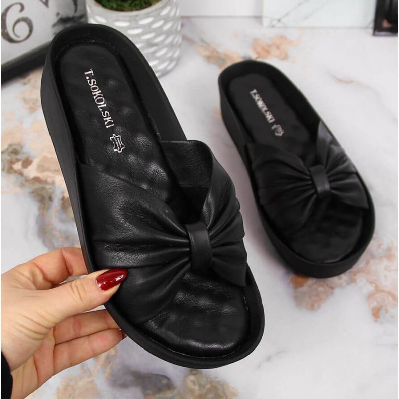 Skinntofflor på kilen T.Sokolski W SCA162A svart 1