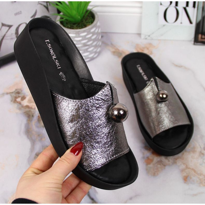 Skinntofflor med en dekorativ kula T. Sokolski W SCA165A silver silver- 1