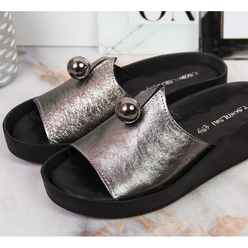 Skinntofflor med en dekorativ kula T. Sokolski W SCA165A silver 2