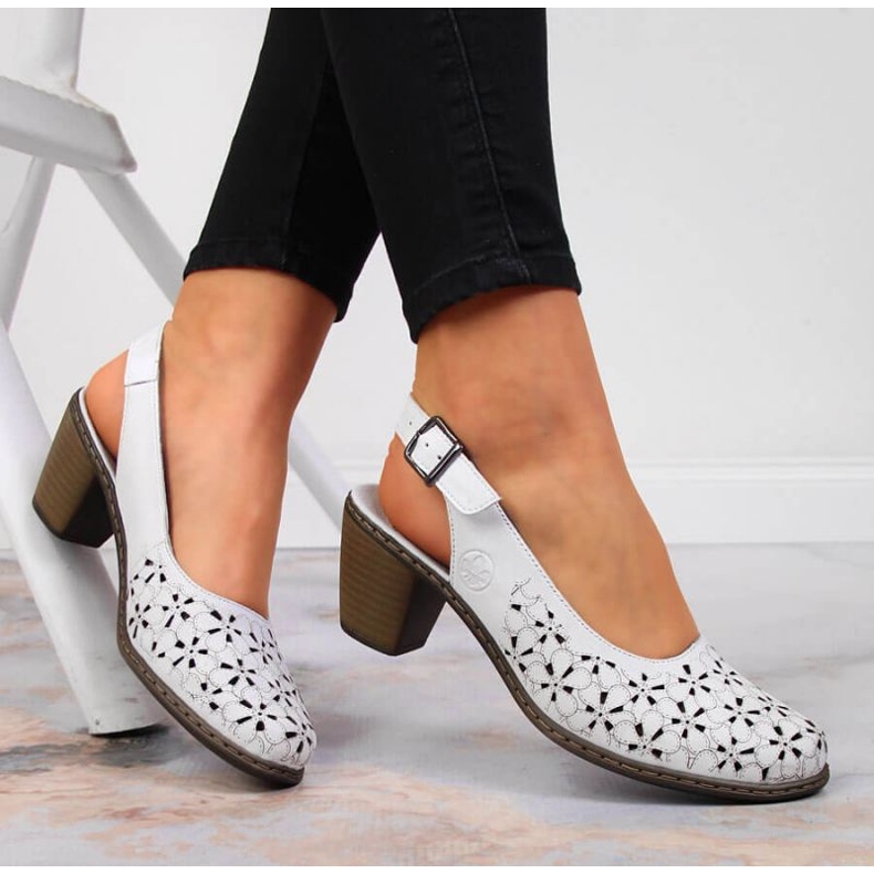 Genombrutna sandaler i läder Rieker W RKR531A vit 2