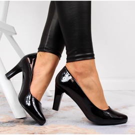 Svarta pumps, lackerad stolpe av Sergio Leone 1