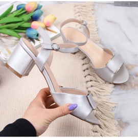 Silversandaler på stolpen av Sergio Leone beige 1