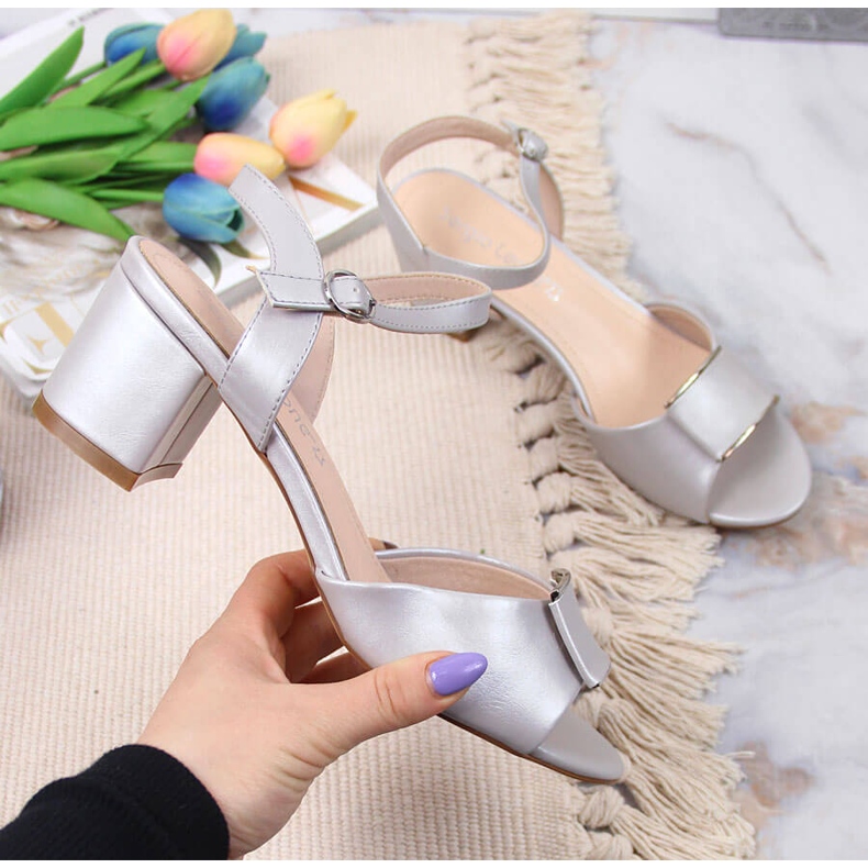 Silversandaler på stolpen av Sergio Leone beige 1