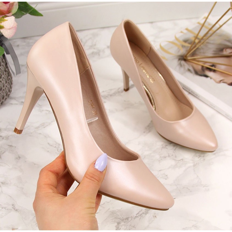 Pumps på en beige pärla Sergio Leone stilett 1