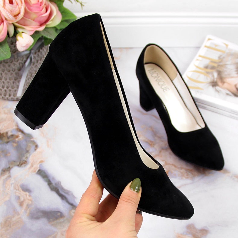 Pumps på stolpen svart Monique mocka 1