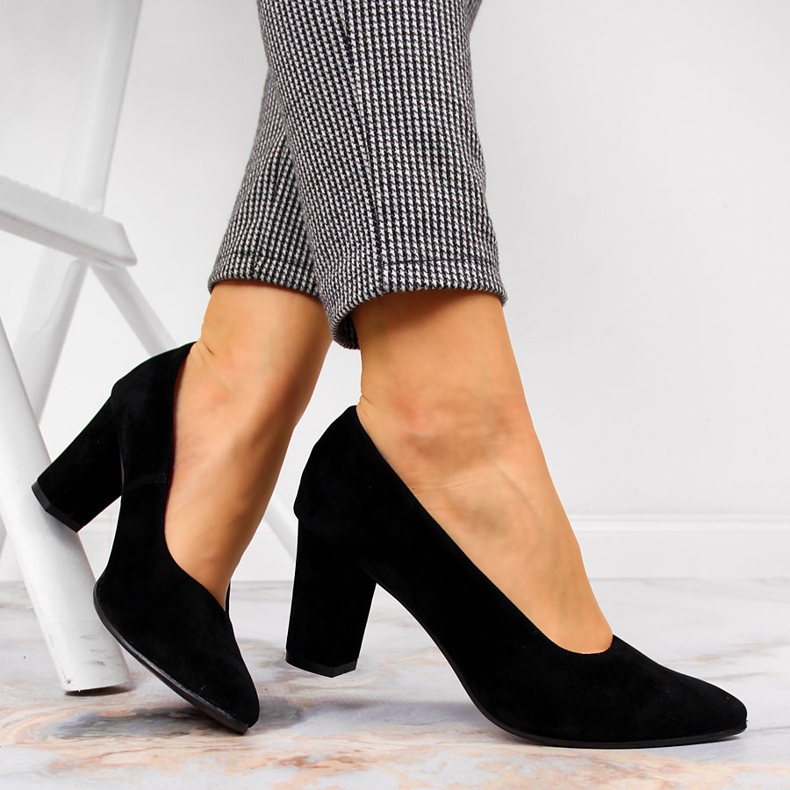 Pumps på stolpen svart Monique mocka 2