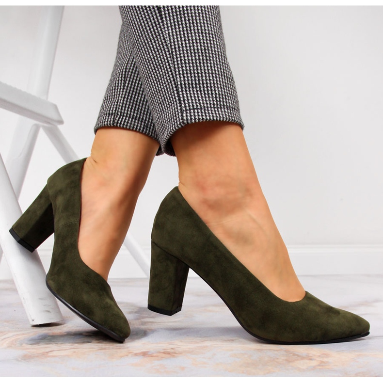 Pumps på stolpen mocka oliv Monique grön 1