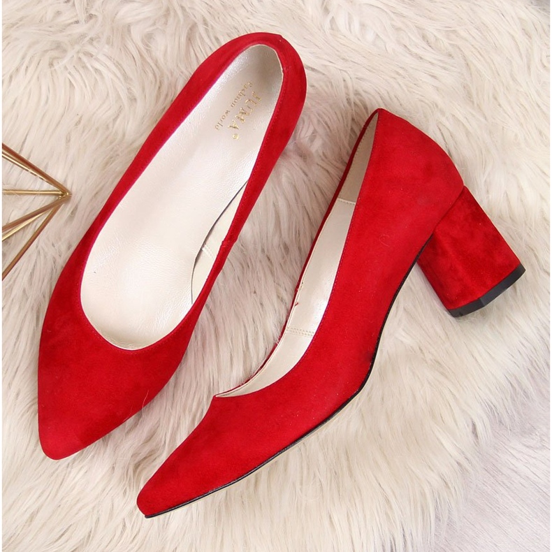 Pumps på en röd Juma mockapelare 2