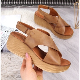 Skinnsandaler för kvinnor på en brun kil Dolce Pietro 2