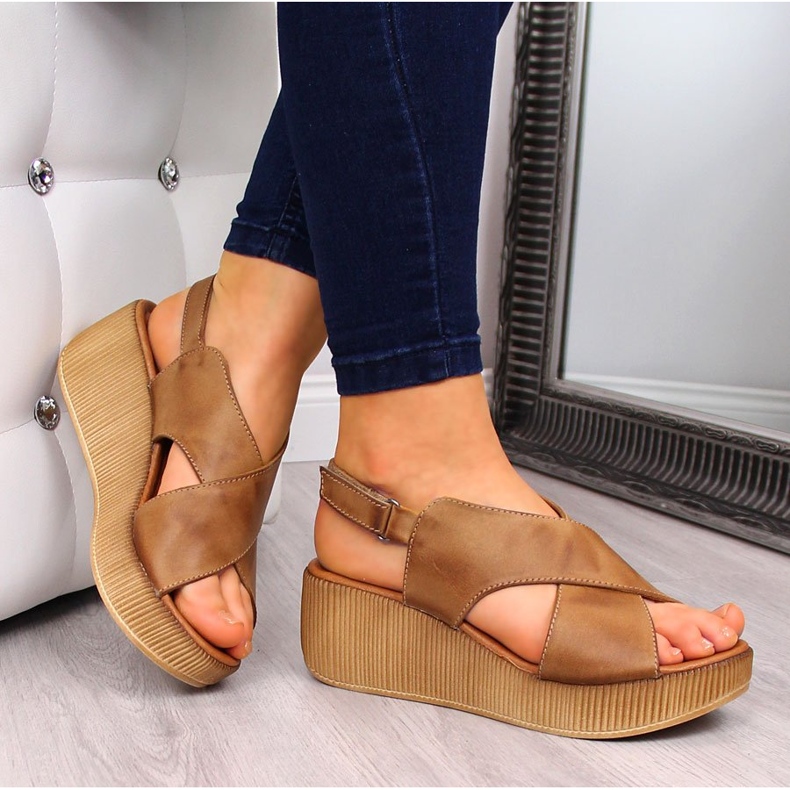 Skinnsandaler för kvinnor på en brun kil Dolce Pietro 1