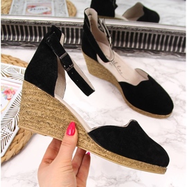 Damsandaler i läder på en svart kil Filippo 2