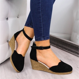 Damsandaler i läder på en svart kil Filippo 1