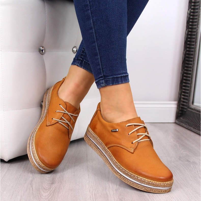 Damskor i läder på plattformen ljusbruna Helios 380 1