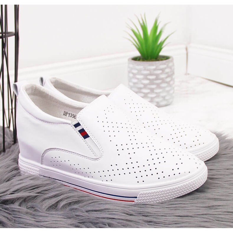 Skinnsneakers för kvinnor på en vit genombruten kil Filippo 2