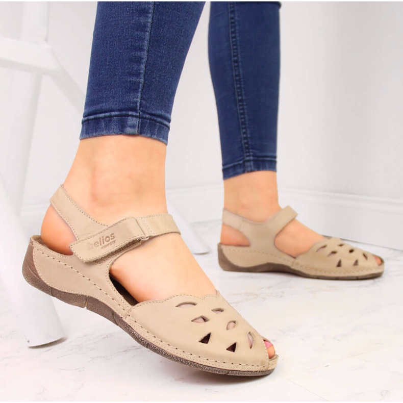 Skinnsandaler för kvinnor på en beige kil Helios 4011 2