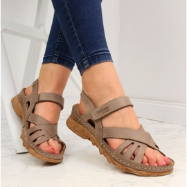 Skinnsandaler för kvinnor med kardborrebeige Helios 256 1