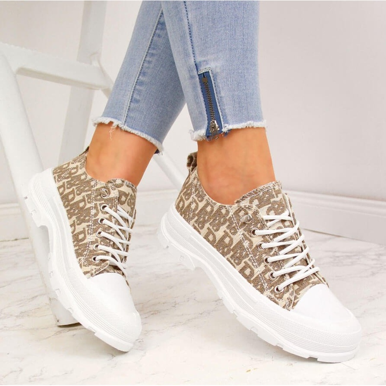 Kvinnors beige sneakers på plattformen med inskriptioner Sabatina 1