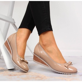 Pumps på en lackad beige Vinceza-kil 1
