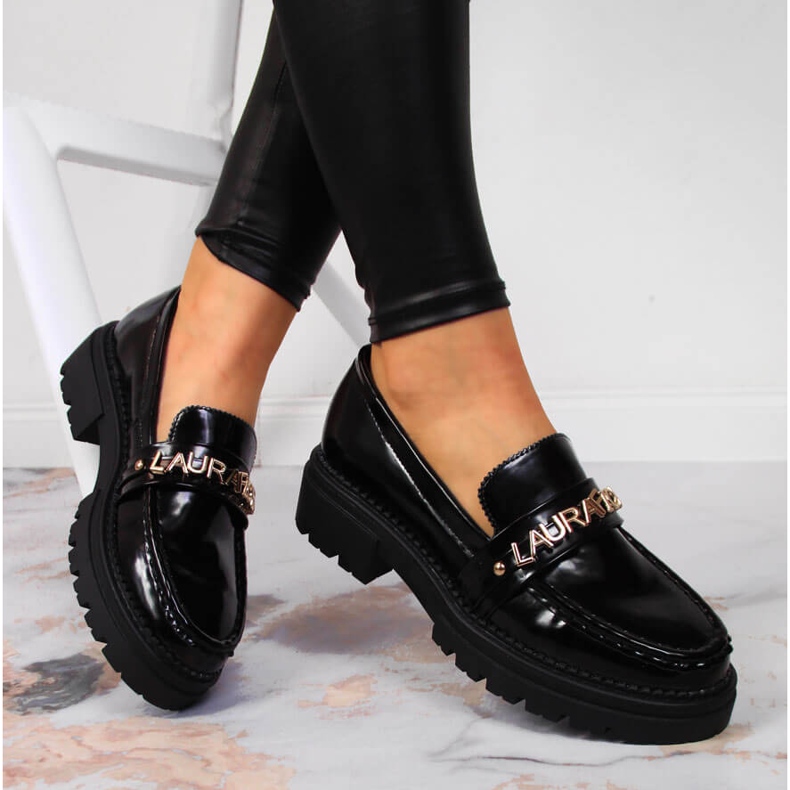 Svartlackerade damskor med inskriptionen Laura La.Fi 2