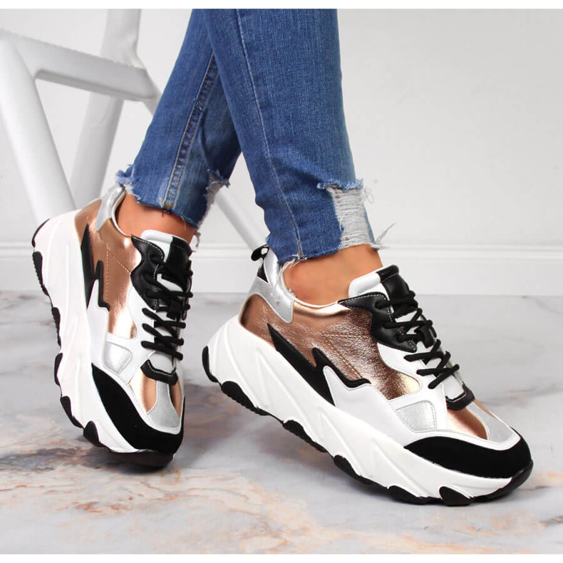 Damsneakers på den vita och guldiga Potocki-plattformen gyllene 1