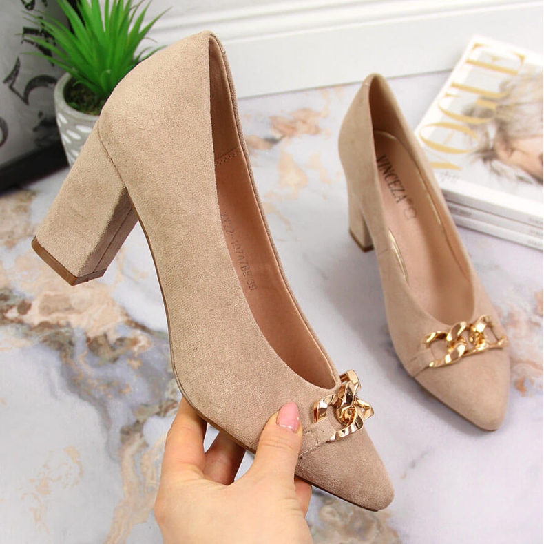 Pumps på en mockapelare med en beige Vinceza-kedja 1