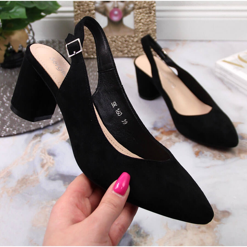 Pumpar för kvinnor på den svarta stolpen av Sergio Leone 1