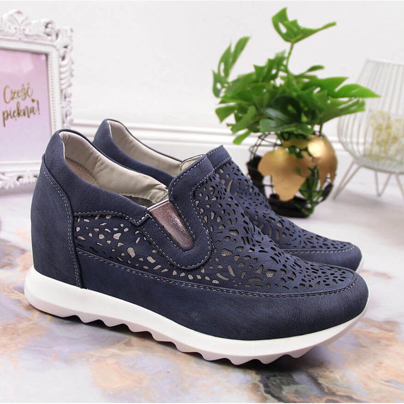 Damsportskor på en kilblå Jezzi 2