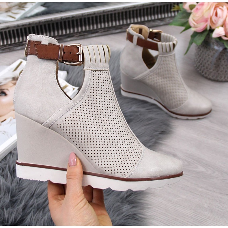 Beige sneakers för kvinnor med genombrutna kilar Filippo 2