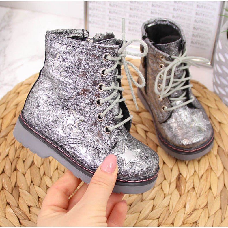 Flickors varma metalliska silverstövlar Kornecki 6216 1
